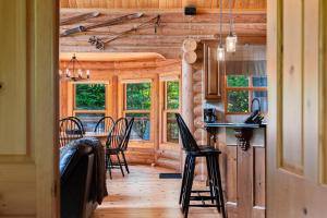 Η κουζίνα ή μικρή κουζίνα στο Fiddler Lake Resort - Deer 60 +18 φωτογραφίες