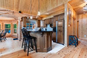 Η κουζίνα ή μικρή κουζίνα στο Fiddler Lake Resort - Deer 60