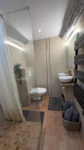 Et badeværelse på Nice Vieille Ville Appartement neuf et cosy, deux chambres, 6 couchages