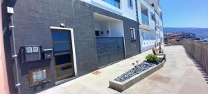 budynek z drzwiami z boku w obiekcie Moderno apartamento frente al mar w Puerto de la Cruz
