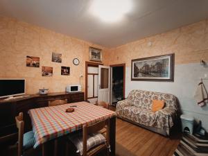a living room with a couch and a table at Il Pellicano in Rovereto
