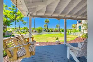 eine Veranda mit einer Schaukel und einem Hof in der Unterkunft St Augustine "Pink House" Sleep 12, 6 Bd, 3Bth, Steps to Historic St Augustine Center & All Tourist Attractions, Restaurants, Cafes, Backyard, Porch in St. Augustine