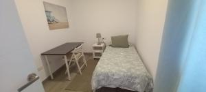 Łóżko lub łóżka w pokoju w obiekcie Moderno apartamento frente al mar