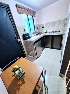 a small kitchen with a wooden table and a dining room at Apartamento Studio cerca de Playa Tamarindo in Villarreal +3 photos