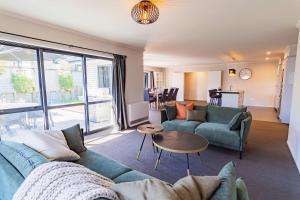 un salon avec un canapé et une table dans l'établissement Forest Lakes Luxury, à Rotorua