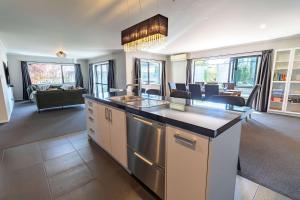 une cuisine avec un îlot et un salon dans l'établissement Forest Lakes Luxury, à Rotorua