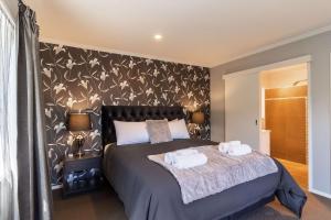 une chambre avec un lit avec deux serviettes dessus dans l'établissement Forest Lakes Luxury, à Rotorua