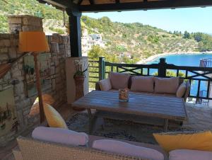 een patio met een bank en een tafel op een balkon bij Apartment Indira in Vela Luka