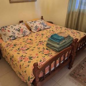 een bed met een bloemdekbed en kussens erop bij Apartment Indira in Vela Luka