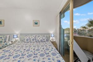 Giường trong phòng chung tại Bella Sirena 2BR 2BA 2nd Floor Ocean View- A205 +41 ảnh