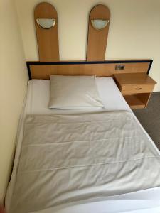 Postel nebo postele na pokoji v ubytování Aparthotel Zur Linde - by Willms & Schömer eG
