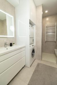 Ένα μπάνιο στο New! Spacious 2BR in Quiet Area Alba Iulia +15 φωτογραφίες