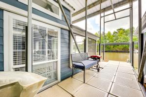 Balkon oz. terasa v nastanitvi Modern Houseboat on Flint River with Dock!