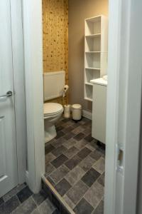 bagno con servizi igienici e pavimento piastrellato. di Southview Cottage a Boardmills Altre 17 foto
