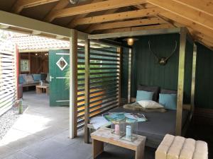 Χώρος καθιστικού στο De Goudvink 7-persoons, overdekte hottub en loungebank, finse sauna, wifi, sunshower