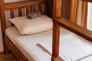 En eller flere senge i et værelse på Only Flowers Girls Hostel