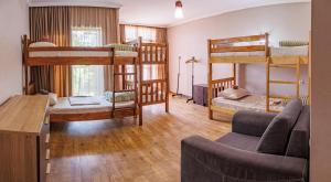 En eller flere senge i et værelse på Only Flowers Girls Hostel