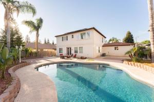 Πισίνα στο ή κοντά στο Private room--Ideal for working professionals--