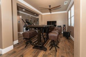 Μια τηλεόραση ή/και κέντρο ψυχαγωγίας στο Private room--Ideal for working professionals--