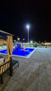 Bazen u ili blizu objekta Chalet--J4--شاليه