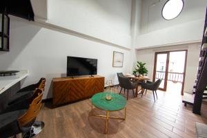 Una televisión o centro de entretenimiento en Cayalá Hospitalidad