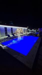 Bazen u ili blizu objekta Chalet--J4--شاليه
