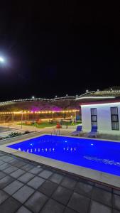 Bazen u ili blizu objekta Chalet--J4--شاليه