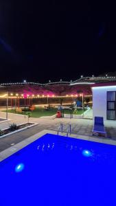 Bazen u ili blizu objekta Chalet--J4--شاليه