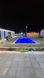 Bazen u ili blizu objekta Chalet--J4--شاليه