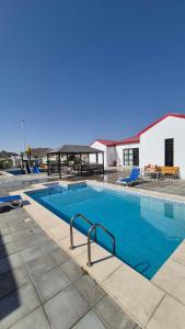 Bazen u ili blizu objekta Chalet--J4--شاليه