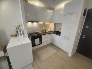 Dapur atau dapur kecil di COSMO 3, 2 Rooms, 2 Beds, 1 Parking, Shopping & Swimming
