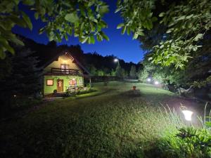 Zahrada ubytování Ilan Riverside Retreat Private Beach and Garden on Una River
