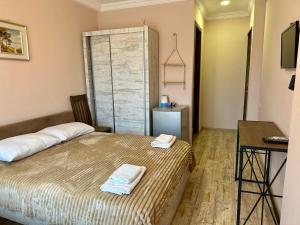 Voodi või voodid majutusasutuse Hotel Crown toas
