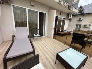 Rõdu või terrass majutusasutuses Hotel Crown