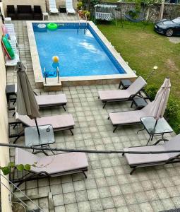 Bazén v ubytování Hotel Crown nebo v jeho okolí