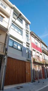 ein Apartmenthaus mit einem Tor und einem Zaun in der Unterkunft GUEST H4U Porto City Center in Porto