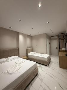 two beds in a hotel room with at Azure Waves in Vlorë
