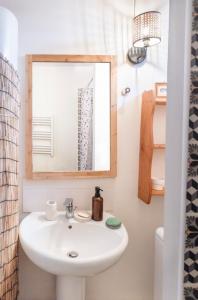 a bathroom with a white sink and a mirror at Deux appartements - Gîte aux 1000 chemins in Saint-Joseph-de-Rivière +31 photos
