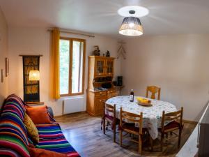 a living room with a table and a couch at Deux appartements - Gîte aux 1000 chemins in Saint-Joseph-de-Rivière
