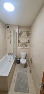 Ένα μπάνιο στο Cosy ground floor flat close to train & bus routes