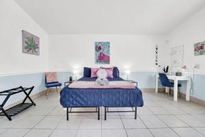 Un dormitorio con una cama y una mesa y sillas. en Luxe Pool Casita w Saltwater Pool 25 Min to PCB, en Panama City