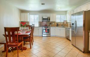 Η κουζίνα ή μικρή κουζίνα στο F-18 Babes in Toyland