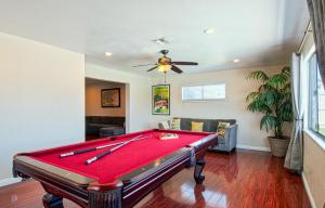 Τραπέζι μπιλιάρδου στο F-18 Babes in Toyland