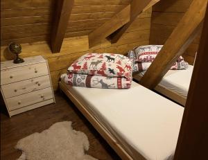 Postel nebo postele na pokoji v ubytování Roubenka Lomná