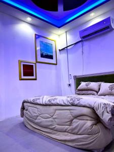 Voodi või voodid majutusasutuse Sunset Desert Safari Luxury Overnight camps toas