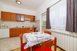 Kuchyň nebo kuchyňský kout v ubytování Apartments Krunoslav
