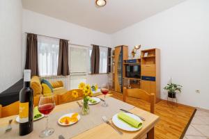 TV a/nebo společenská místnost v ubytování Apartments Krunoslav