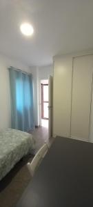 Łóżko lub łóżka w pokoju w obiekcie Moderno apartamento frente al mar