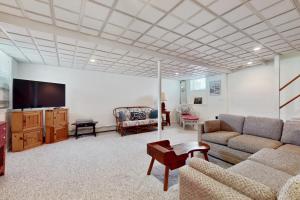 ein Wohnzimmer mit Couch und Flachbildfernseher in der Unterkunft Hen Cove Cottage in Pocasset