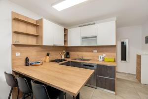 Kuchyň nebo kuchyňský kout v ubytování Apartment UGA